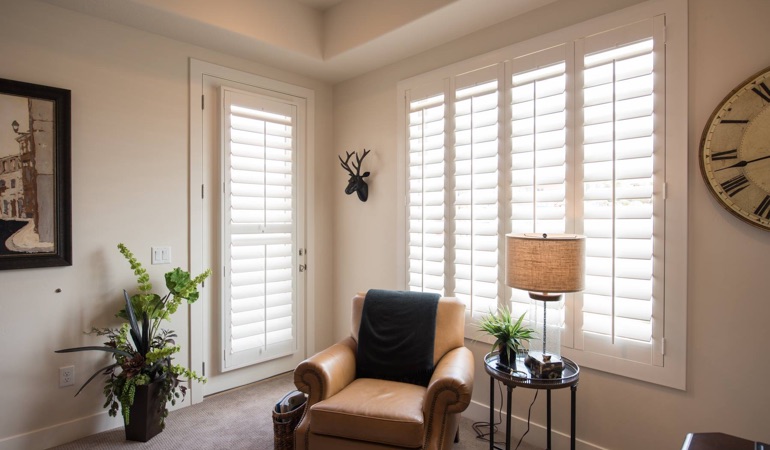 Polywood® plantation shutters are of custom-made craftsmanship. Plantation shutters in a corner